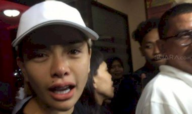 Berpakaian Serba Hitam Nikita Mirzani Dijemput Paksa Polisi