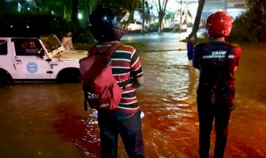 Surabaya Diguyur Hujan Seharian Sejumlah Wilayah Banjir, Banyak Motor yang Mogok