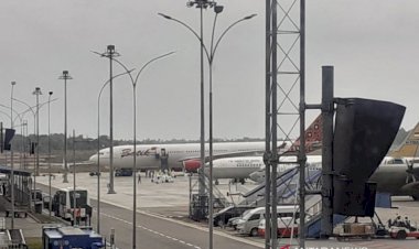 WNI dari Wuhan Langsung Memasuki Pesawat TNI, Petugas Berseragam Kuning Periksa Satu Persatu