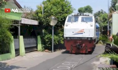 Viral! Kereta Lokomotif Nyasar ke Perkampungan