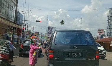 Demi Penuhi Kebutuhan, Soraya Rela Jadi Badut Sambil Bawa Anaknya di Kota Jambi