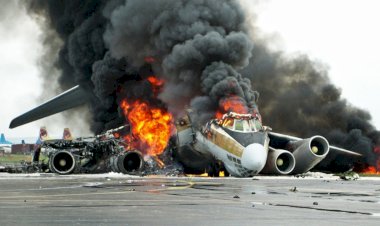 Dua Pesawat Tabrakan di Udara, Hancur Luluh Lantak dan Empat Orang Tewas