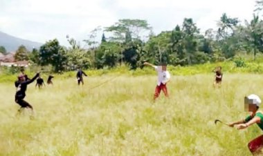 Gila! Siswa SD Tawuran Pakai Senjata Tajam Saling Serang