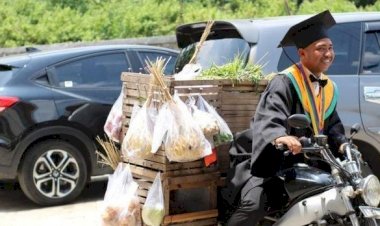 Amirudin Pemuda Pedagang Sayur Keliling yang Kini Jadi Sarjana