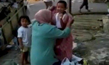 Viral! Seorang Ibu Pemulung Siapkan Anak untuk Salat Magrib Berjamaah di Masjid, Bikin Haru...
