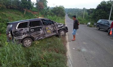 Truk Fuso Rusak Bikin Malapetaka, Tabrakan Colt Diesel Terbalik & Toyota Innova Ringsek