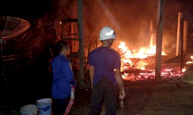 Heboh, Ditinggal Pergi, Satu Unit Rumah Warga Tanjung Sarolangun Ludes Terbakar