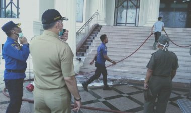 Perangi Covid- 19, Fasha Semprot Desinfektan ke Kantor Gubernur Jambi