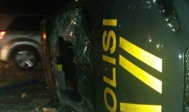 Bentrok Warga Vs Polisi, Massa Hancurkan Mobil Patroli Polisi Mandiangin Jambi