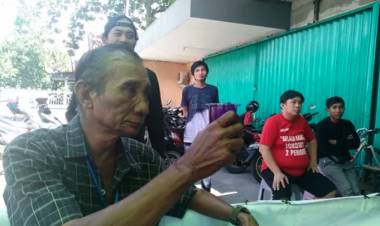 Ini Baru Lucu..!! Ngantuk Berat di TPS, Anggota Linmas Ini Tenggak Tinta yang Dikira Kopi