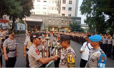 Kapolda Metro Jaya Naikkan Pangkat 917 Anggota