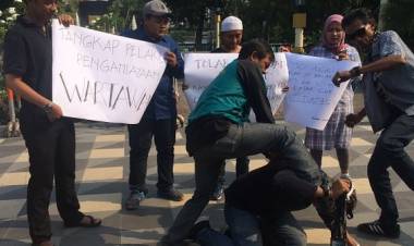 Lewat teatrikal, jurnalis Surabaya kecam aksi kekerasan ke wartawan di Jember