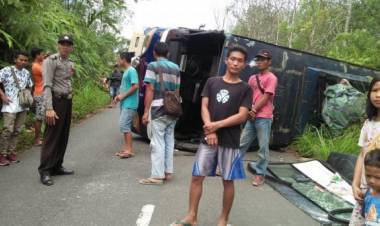 Hindari Mobil, Bus Membawa Penumpang Terguling Daerah Merangin   