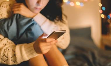 Jangan Terlalu Lama Menatap Layar Smartphone,Inilah 4 Hal Yang Terjadi