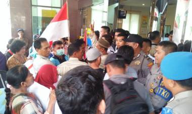 Memanas, Tak Dapat Kepastian Puluhan Emak-emak Ancam Segel Kantor BTN Jambi