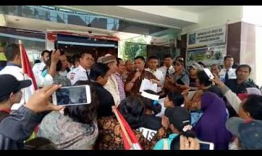 VIDEO: Aksi Emak-emak Geruduk BTN Jambi Memanas
