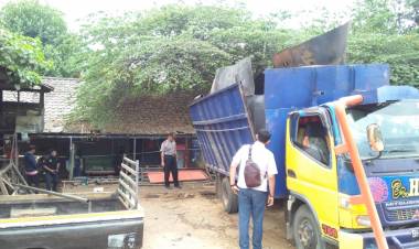 Tangki Minyak Modifikasi Meledak, Korban Tewas Terpental ke Tiang Listrik Lalu Nyangkut di Pohon 