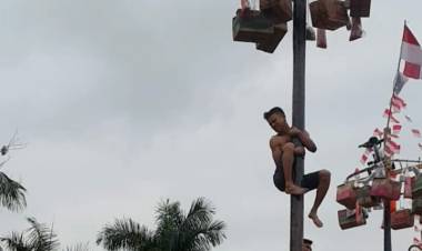 Serunya Lomba Panjat Pinang & Sepak Bola Sarung Permkot Jambi