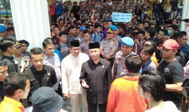 Aksi Tuntut Jokowi Mundur, Mahasiswa Jambi Sempat Dorong-dorongan dengan Aparat