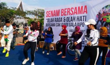 Ratusan Emak-emak di Surabaya Senam Dayung Ala Jokowi