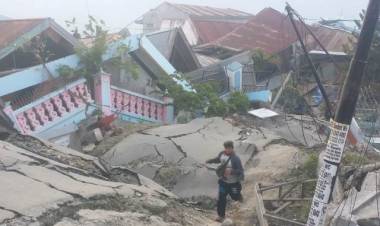 Relawan Ini Menangis saat Temukan Jenazah Ibu Peluk Anaknya di Antara Reruntuhan Gempa Palu 