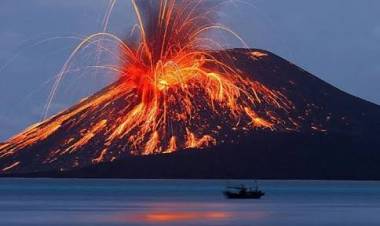 Setelah Palu, Anak Gunung Krakatau Alami Gempa Tremor dan Keluarkan Lava Pijar