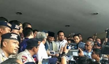 Massa Alumni 212 Pengawal Amien Rais Salat Berjamaah di Polda Metro Jaya