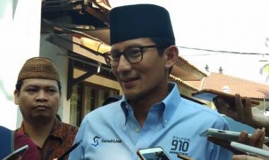 Sandiaga Uno Titip Kripik Anti Baper untuk Dua Politisi Ini