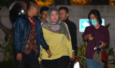 Ditahan KPK Dalam Kondisi Hamil Muda, Ini Profil Bupati Bekasi Neneng Hassanah