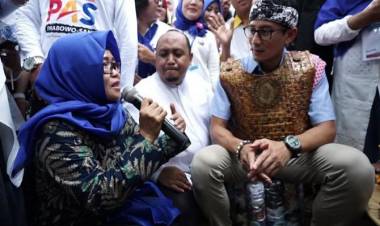 Sandiaga Beli Rompi dari Bahan Kertas Bekas