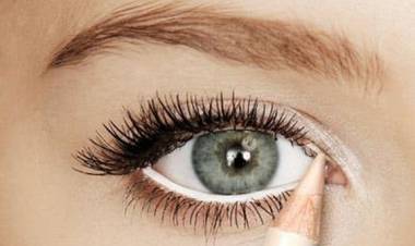 Begini Fungsi dan Cara Penggunaan Eyeliner Putih