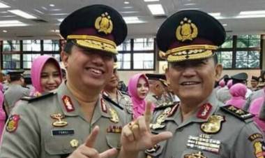 Memanas!! Polri Perlu Jelaskan Dua Jenderal Menunjukkan "Dua Jari"