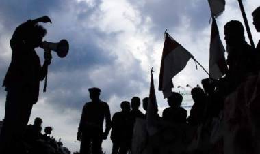 Puluhan Orang Kapak Unjuk Rasa di BI