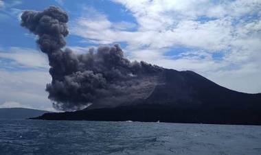 Sehari Gunung Anak Krakatau Alami 407 Kegempaan Letusan