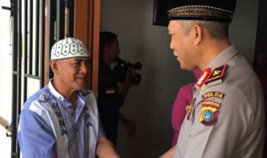 Penghormatan Terakhir, Kapolda Babel Pasangkan Bendera di Jenazah Rangga