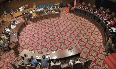 Teng!! MK Tolak Uji UU Advokat