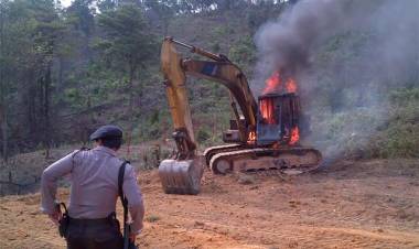 Geram! Menambang Illegal di Sungai, Warga Merangin Bakar Eskavator