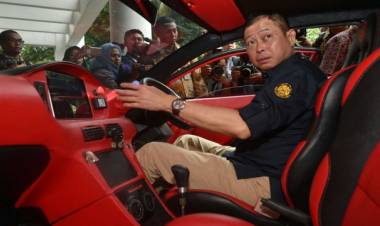 Canda Jonan, Saking Mahalnya Gaji Menteri Tak Cukup Beli Mobil Listrik