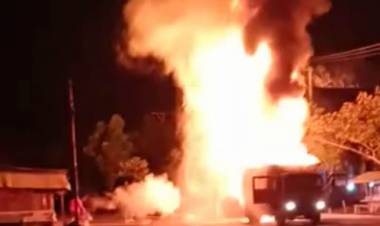 Tronton Bermuatan Kertas Terbakar di Tol Jakarta-Cikampek