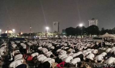 Azan Subuh Berkumandang di Monas 
