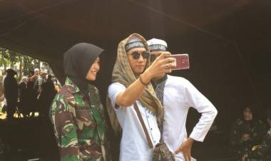 Begini Aksi Peserta Reuni 212 Selfie Bersama Tentara Cantik 