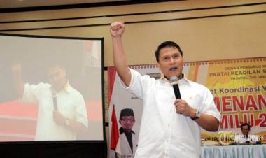 Anggota DPR dari PKS: Dokumen E-KTP Kok Bisa di Pasaran?