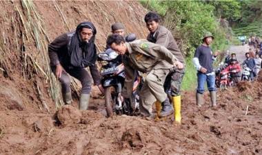 Jalan Nasional Padang-Kerinci Tertimbun Longsor 