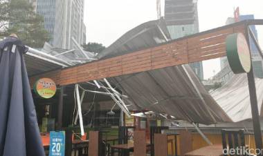 Atap Kantin Rasuna Garden Terbang, Pengunjung dan Pedagang Kabur