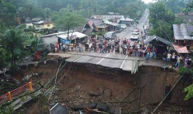 Jalan Padang-Pekanbaru Putus, Ini Langkah Sumbar… 