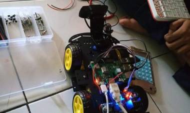 Hebat! Siswa SMK Ini Rakit Robot Pemantau