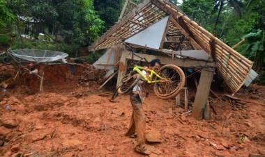 Puluhan Warga Jember Dievakuasi Akibat Longsor 
