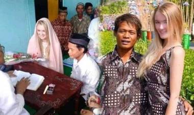 Viral!! Video Nikah Pemuda Indonesia dan Bule Cantik Asal Rusia