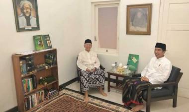 Sarungan, Jokowi Berdiskusi Dengan Gus Sholah di Ruang Bersejarah