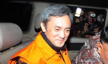 Bos Lippo Group Eddy Sindoro Gunakan Topi Untuk Samarkan Diri 